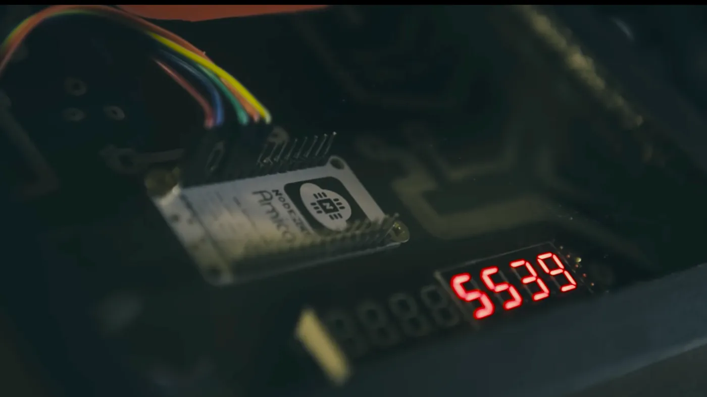 Foto da placa ESP32 com um visor de led marcando o número de seguidores do youtube